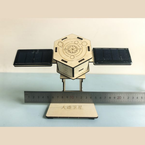 Đồ Chơi STEM Vệ Tinh Năng Lượng Mặt Trời Tự Xoay Bằng Gỗ - 8 - 14 tuổi - Góc chụp 1 chính hãng Daisy Mart