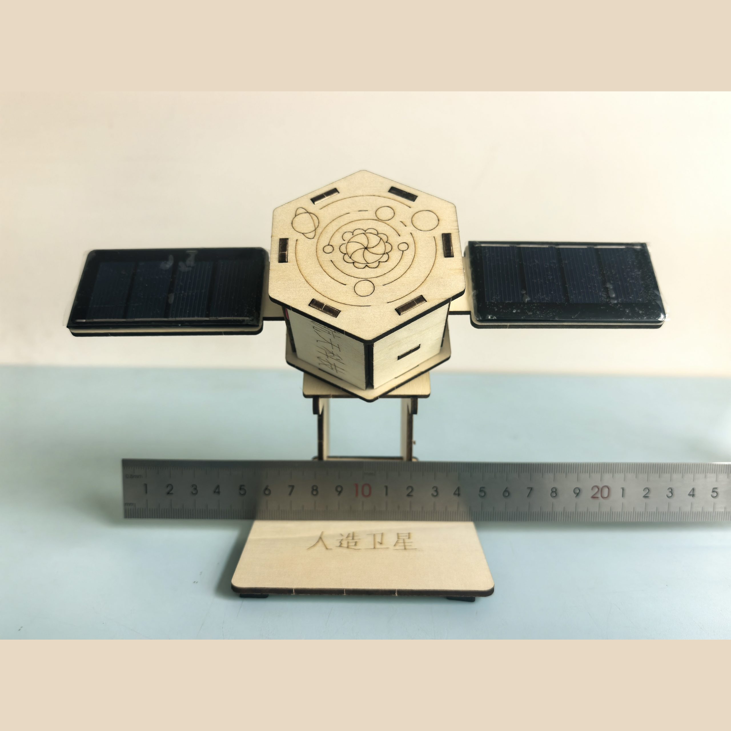 Đồ Chơi STEM Vệ Tinh Năng Lượng Mặt Trời Tự Xoay Bằng Gỗ - 8 - 14 tuổi - Góc chụp 1 chính hãng Daisy Mart